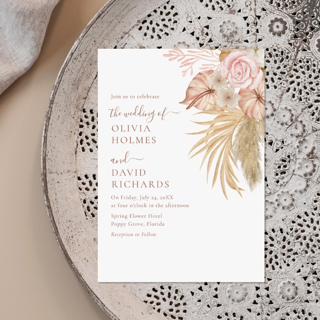 Moderne Beige Pampas Grass Floral Wedding Einladung (Modern Beige Pampas Grass Floral Wedding Invitation on a neutral boho plate.)