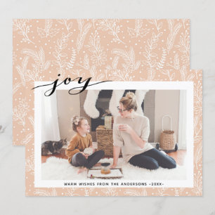Moderne Beige Pine Boughs Elegantes Script JOY Sim Feiertagskarte