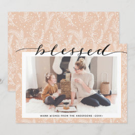 Moderne Beige Pine Boughs Elegantes Script Minimal Feiertagskarte