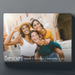Moderne beste Freunde für immer Freundschaft Fotoplatte<br><div class="desc">Feiern Sie Ihre unzerbrechliche Bindung mit diesem niedlichen und einfachen, benutzerfreundlichen Foto-Display für die besten Freunde. Diese stilvolle BESTE FREUNDIN-Plakette besticht durch Ihr beliebtes horizontales Foto mit "besties", elegant in weißer Schrift überlagert. Diese Plakette ist ein idealer Frauenpfeiler und macht einen nachdenklichen Abschluss oder eine sinnvolle Art, besondere Erinnerungen zu...</div>