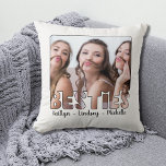 Moderne BESTIES Friends Typografy Foto Names Thro Kissen<br><div class="desc">Mit diesem lustigen Foto- und Typografie-Titeldesign von BESTIES mit handgeschriebenen Skriptnamen oder dem eigenen Foto erstellen Sie ein unvergessliches Geschenk für Ihre Bestien oder BESTE FREUNDIN. FOTO TIPP: Wählen Sie für schnellste/beste Ergebnisse ein Foto mit dem Thema in der Mitte aus und/oder schneiden Sie es vor dem Hochladen auf eine...</div>