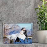 Moderne Bildinitiativen für Hochzeiten Fotoblock<br><div class="desc">Einfaches,  modernes Design für die Präsentation Ihres Fotos. Verwenden Sie die Fotovorlage für Ihr eigenes Hochzeitsbild. Um den Rand ist eine dünne schwarze Linie. In der Mitte unten ist ein schwarzes Dreieck mit weißen Initialen für das Paar. Ändern Sie die Initialen einfach mit der Textvorlage.</div>