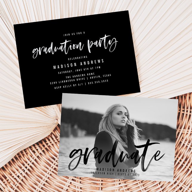 Moderne Black Brush Script Foto Graduation Party Einladung (Von Creator hochgeladen)