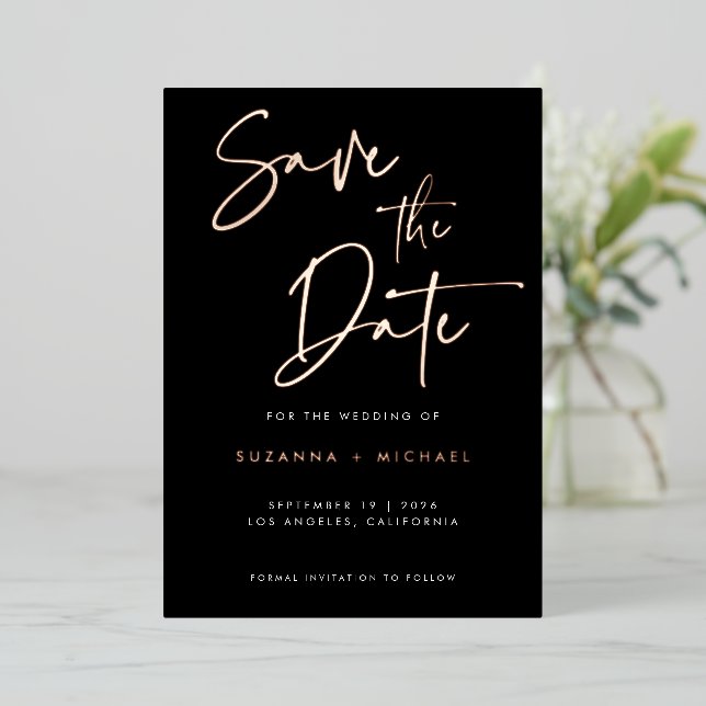 Moderne Black Gold Foil Calligrafy Script Hochzeit Folieneinladung (Stehend vorne)