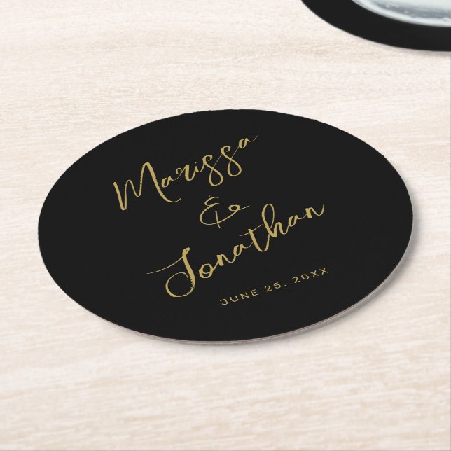 Moderne Black Gold Hand Letter Script Wedding Runder Pappuntersetzer (Angewinkelt)