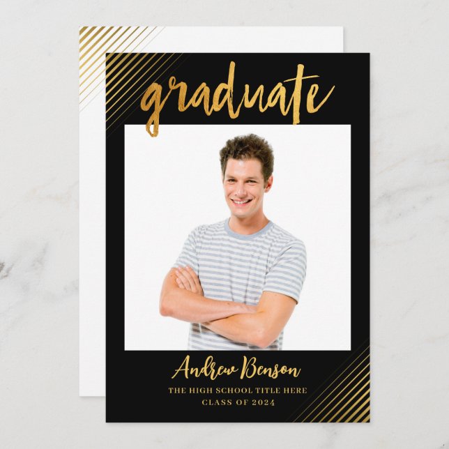 Moderne Black & Gold Script Foto Graduation Party Einladung (Vorne/Hinten)