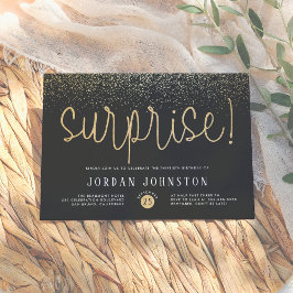 Moderne Black & Gold Script Überraschung Geburtsta Einladung