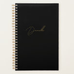 Moderne Black Minimalistisch & Luxury Gold Calligr Planer<br><div class="desc">Der moderne schwarze und elegante goldene Drehbuch-Namensplaner ist luxuriös und elegant. Dieser wunderschöne Goldkalligraphie-Namensplaner ist perfekt für diejenigen, die die schönsten Dinge im Leben schätzen. Wenn Sie also einen stilvollen und luxuriösen Planer suchen, dann ist das der richtige für Sie!</div>