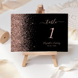 Moderne Black Rose Gold Glitzer Edge Wedding Tischnummer<br><div class="desc">Die links Seite dieser eleganten,  modernen Hochzeitsfeier-Tischnummer besticht durch das Design eines Glitzer in Rose-Gold-Imitate. Der individuell anpassbare Text kombiniert blassfarbene Handschrift,  Copperplate und kursivste Schriftart auf schwarzem Hintergrund.</div>