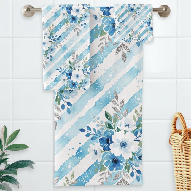 Moderne blaue Blumenstreifen Badhandtuch Set (A bath towel set with floral and striped pattern in blue, white and green, in a watercolor style)