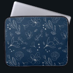 Moderne blaue Blütendarstellung der Marine Laptopschutzhülle<br><div class="desc">Das neue Notebook "The Modern Navy Blue Floral Illustration Laptop Case" - eine Kombination aus Stil und Funktionalität für den Fashion-Forward-Technikbegeisterten. Das elegante marineblaue Äußere, gepaart mit einem aufwändigen Blumendesign, verleiht Ihrem Notebook eine Touch von Eleganz. Siehe andere Optionen zur Fallgröße. Die Reißverschlüsse garantieren die praktische Handhabung und den behalt...</div>
