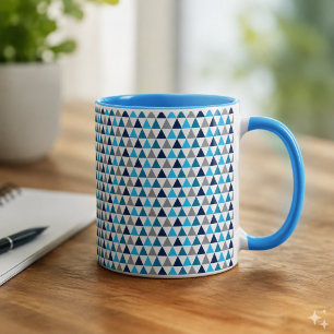 Moderne blaue Dreiecke geometrisch Tasse