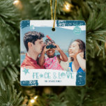 Moderne blaue Liebe Strand Weihnachten Foto Keramikornament<br><div class="desc">Modern coastal seaside blue peace love beach Christmas foto with hand lettered rope pattern,  anchor ,  clam and star fish. Spending the holidays on the beach in the South Hemisphere! With turquoise and navy blue editable colors and brushstroke overlay foto.</div>