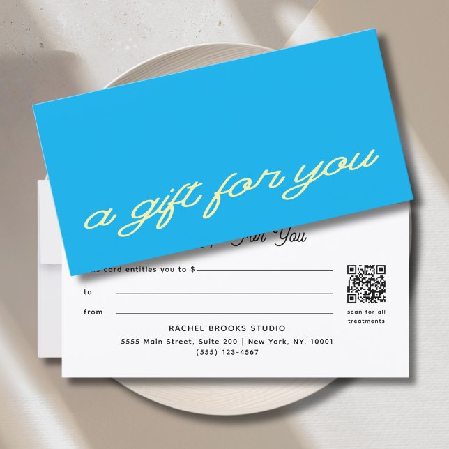 Moderne Blaue QR-Code-Geschenkkarte mit Skript (Modern Script Blue QR Code Gift Certificate)