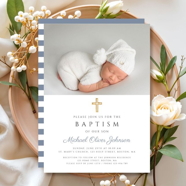 Moderne blaue Streifen Cross Foto Boy Taufe Einladung (Dusty Blue Stripes Cross Photo Boy Baptism Invitation)