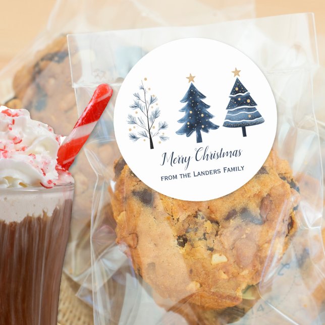 Moderne blaue und goldene Weihnachtsbäume Runder Aufkleber (Modern Blue and Gold Merry Christmas Trees Personalized Sticker)