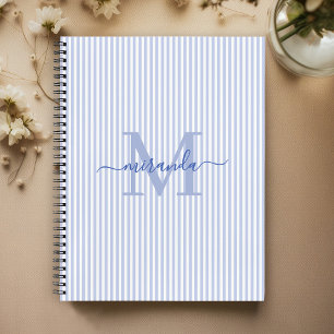 Moderne blaue und weiße Streifen mit Monogramm-Nam Notizbuch