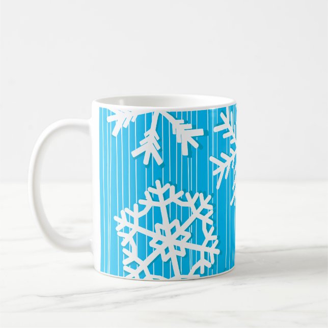 Moderne, blaue und weiße Weihnachtsschneeflocken Tasse (Links)