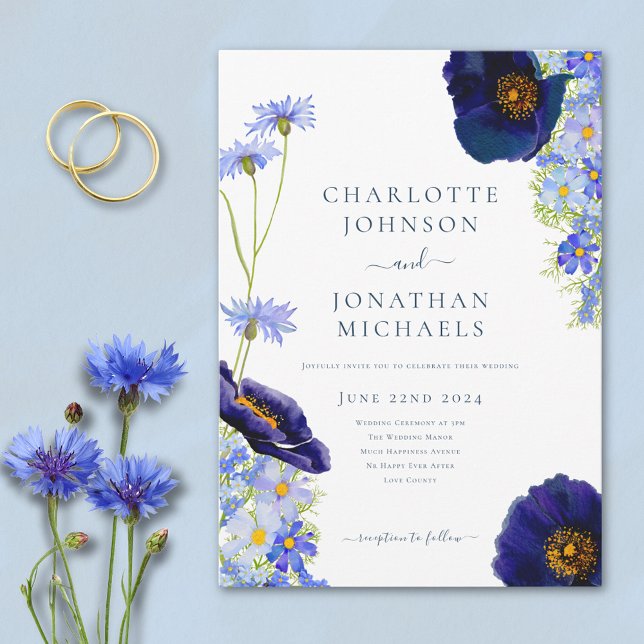 Moderne blaue Wildblume Wasserfarbe Rustikale Hoch Einladung (Elegant wildflower watercolor blue summer floral wedding invitation With modern typography script )
