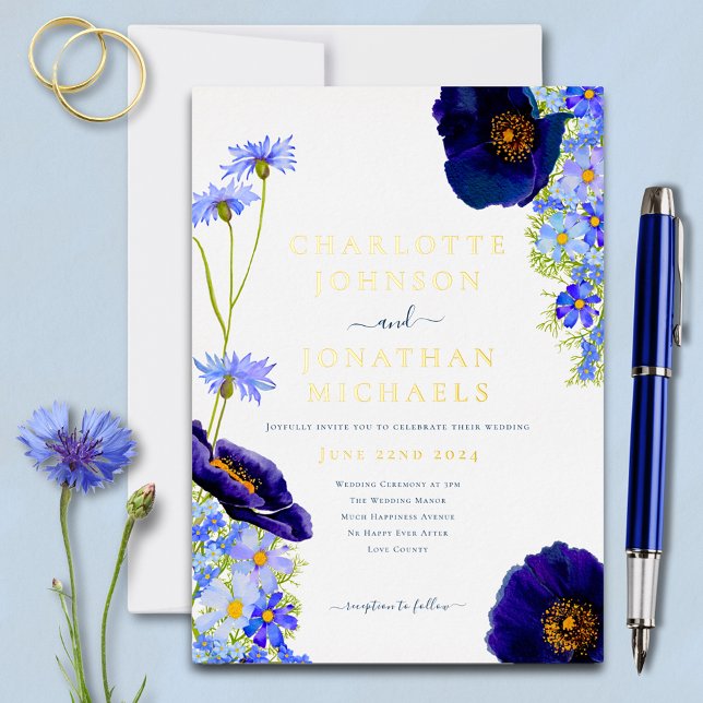 Moderne Blue Gold Wildblume Watercolor Hochzeit Folieneinladung (Elegant blue wildflower gold foil typography wedding invitation with watercolor summer florals)