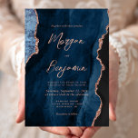 Moderne Blue Rose Gold Agate Script Hochzeit Einladung<br><div class="desc">Diese elegante Hochzeitseinladung zeigt ein Hintergrundbild des marineblauen Aquarells,  bestickt mit Imitaten Rose Gold Glitzer. Der anpassbare Text kombiniert moderne Rose-Rosa-Handschrift,  Copperplate und kursiven Schriftart. Auf der Rückseite befindet sich eine koordinierende Marineblau und Rose Gold-Agate-Design.</div>