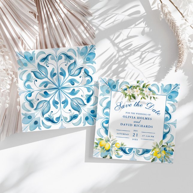 Moderne Blue Tiles und Lemon Save the Date Card (Modern Blue Tiles and Lemon Save the Date Card on a sunny white table with white dry palm leaf.)