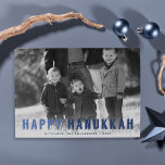 Moderne Blues Hanukkah Foto Feiertagskarte<br><div class="desc">Senden Sie Hanukkah Grüße an Freunde und Familie mit diesen schönen modernen Karten, die Ihr Foto in den Rampenlicht setzen. Das Design präsentiert "Happy Hanukkah" in mittel- und dunkelblauer Schrift mit einem modernen Vintage Plakatgefühl. Die weiße Farbverlaufsebene hilft Ihnen, den Text nach Ihrem Foto zu sehen, kann aber auf Wunsch...</div>