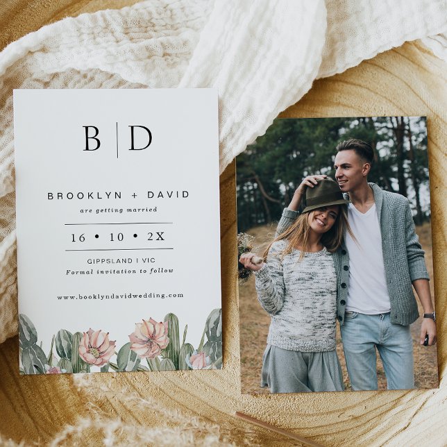 Moderne blühende Kakteen Wedding retten die Datums Einladung (Modern flowering cactus wedding save the date featuring a flowering cactus image and monograms.)