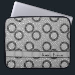 Moderne Blumen-graue Polka-Punkt-Laptop-Hülse Laptopschutzhülle<br><div class="desc">Ein modernes Blumenmuster mit Tupfen und punktiertem Hintergrund stellt Ihren Neoprenlaptop sleeve eine attraktive Abdeckung für Ihren Laptop her. Personifizieren Sie mit Ihren Details oder löschen Sie Text für ein einfaches Band. Verwenden Sie besonders anfertigen es Eigenschaft, um die Textfarbe, -größe oder -Schriftart zu ändern. Mehr Farbwahlen sind- in der...</div>