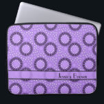 Moderne Blumen-lila Polka-Punkt-Laptop-Hülse Laptopschutzhülle<br><div class="desc">Ein modernes Blumenmuster mit Tupfen und punktiertem Hintergrund stellt Ihren Neoprenlaptop sleeve eine attraktive Abdeckung für Ihren Laptop her. Personifizieren Sie mit Ihren Details oder löschen Sie Text für ein einfaches Band. Verwenden Sie besonders anfertigen es Eigenschaft, um die Textfarbe, -größe oder -Schriftart zu ändern. Mehr Farbwahlen sind- in der...</div>