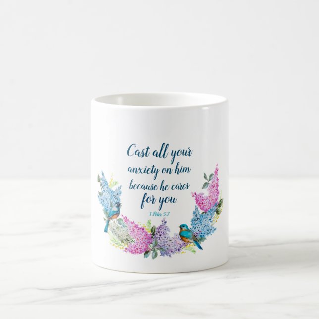 Moderne Blumenschrift 1 Peter 5:7 Kaffeetasse (Mittel)