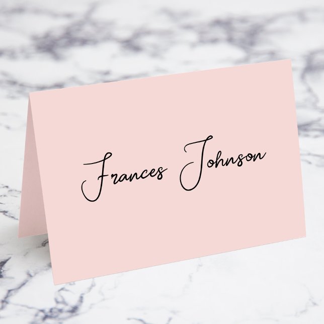 Moderne Blush Signature-Platzkarten Tischnummer (Blush and Black Modern Handwritten Signature Style Script Individual Name Place Cards)