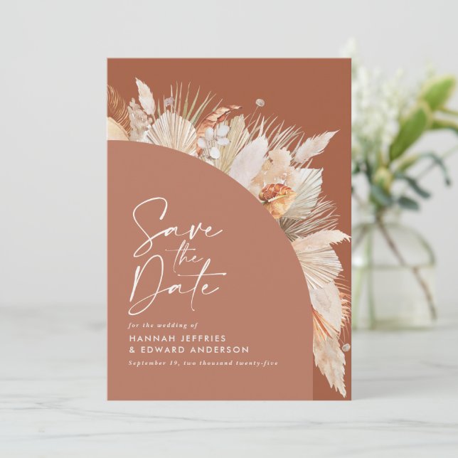 Moderne bohemianische Terracotta Pampas Gras stilv Save The Date (Stehend Vorderseite)