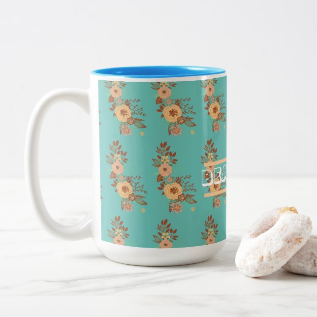 Moderne Boho Blumen  Zweifarbige Tasse (Mit Donut)