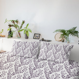 Moderne Boho-Blumenmuster Pflaume Weiß Kissenbezug