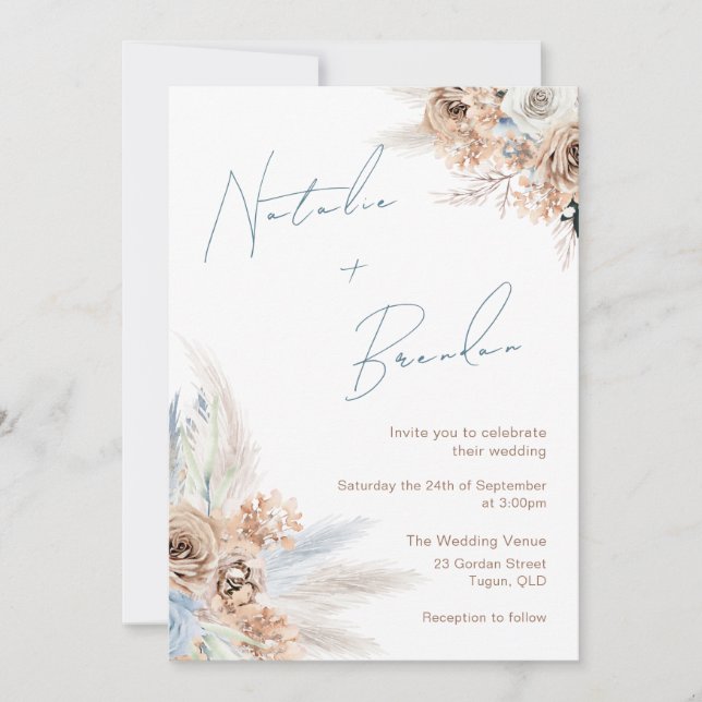 Moderne Boho Dusty Blue Script Wedding Einladung (Vorderseite)