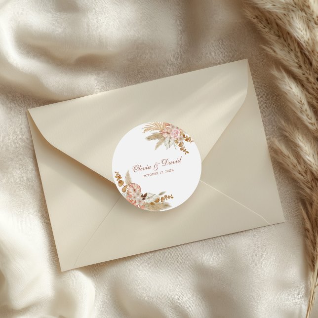 Moderne Boho Floral Pampas Grass Wedding Runder Aufkleber (Modern Boho Floral Pampas Grass Wedding Classic Round Sticker on a wedding envelope)