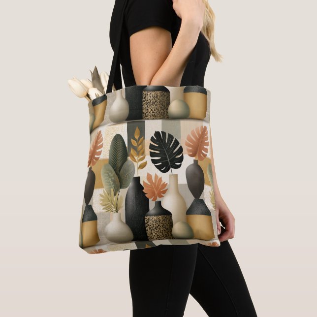 Moderne Boho-Keramikvasen und botanische Blätter (Von Nahem)