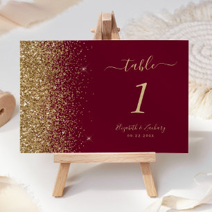 Moderne bordeauxrote Hochzeit mit goldener Glitter Tischnummer