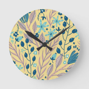 Moderne botanische blaue Blumengestaltung auf Beig Runde Wanduhr