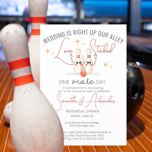 Moderne Bowlingbahn-Verlobungsprobe-Abendessen Einladung (Modern Bowling Alley Engagement Rehearsal Dinner Invite Wedding is Right Up Our Alley Love Strike)