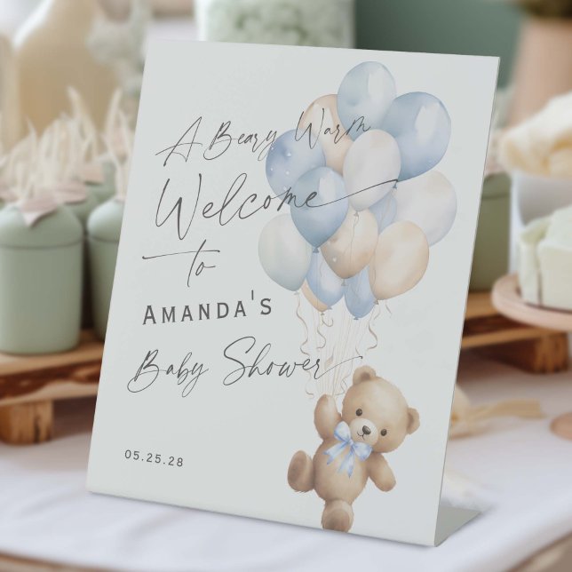 Moderne Boy Dusche Bearly Warte Begrüßungszeichen Sockelschild (Blue Baby Boy Shower, We Can Bearly Wait Themed Pedestal Welcome Sign.)