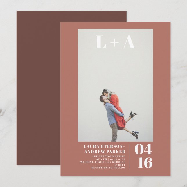 Moderne braune minimalistische Initialen Foto Hoch Einladung (Vorne/Hinten)