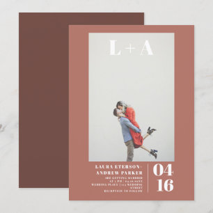 Moderne braune minimalistische Initialen Foto Hoch Einladung