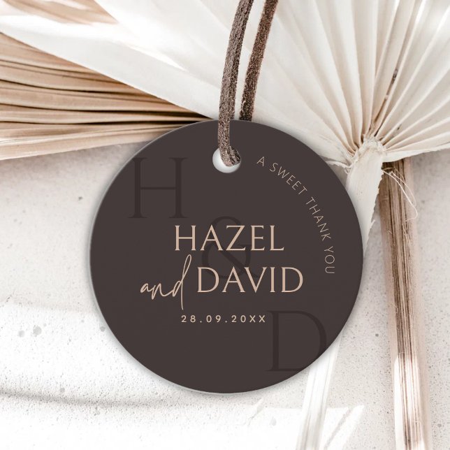 Moderne Braune Monogramm-Minimalismus-Hochzeit Geschenkanhänger (Modern brown monogram favor tags add a warm, minimalist finish to wedding favors.)