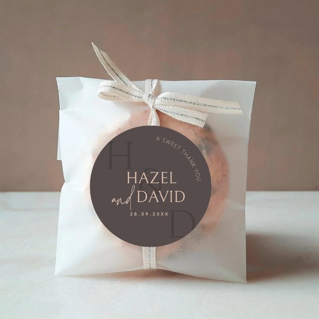 Moderne Braune Monogramm-Minimalismus-Hochzeit Runder Aufkleber (Modern brown monogram round sticker adds a warm, minimalist touch to wedding details.)