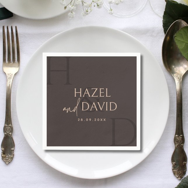 Moderne Braune Monogramm-Minimalismus-Hochzeit Serviette (Modern brown monogram napkins add a warm, minimalist touch to wedding tables.)