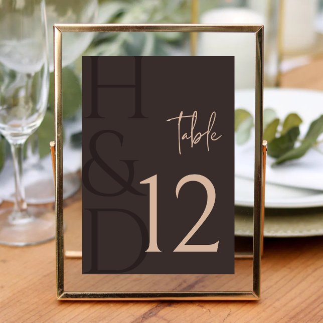 Moderne Braune Monogramm-Minimalismus-Hochzeit Tischnummer (Modern brown monogram table number adds a warm, minimalist touch to reception tables.)