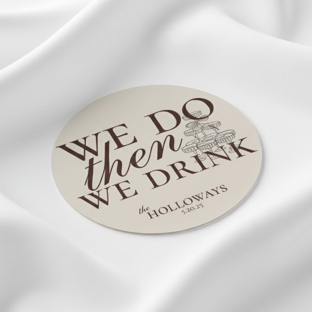 Moderne braune Personalisierte Cocktailstunde Hoch Runder Pappuntersetzer (These Modern Mousse Brown Wedding Coasters bring a refined, minimalist touch to your reception!)