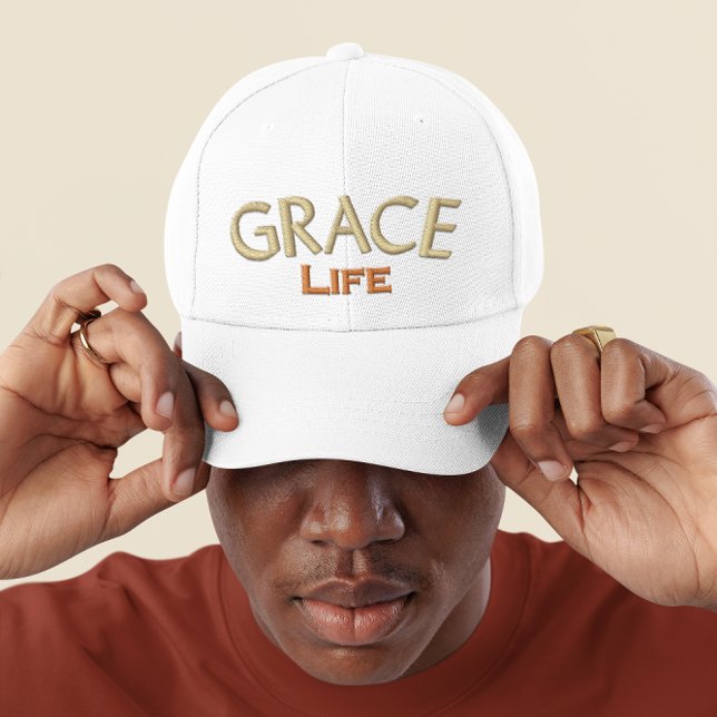 Moderne braune Typografie Grace Life Monogram Bestickte Baseballkappe (Von Creator hochgeladen)